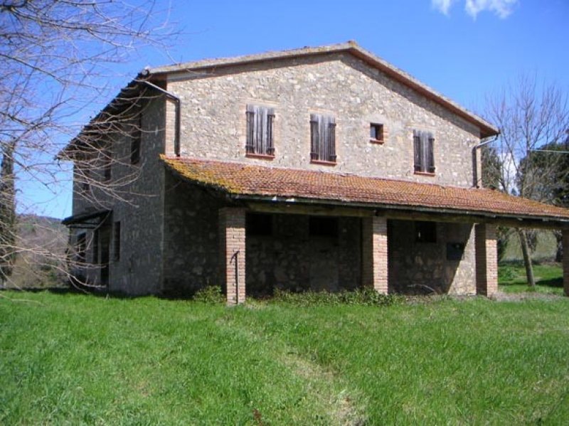 Tenuta situata nella valle orientale di Todi a Perugia in Vendita