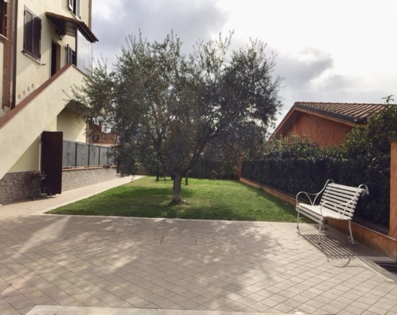 Frascati appartamento con giardino condominiale a Roma in Vendita