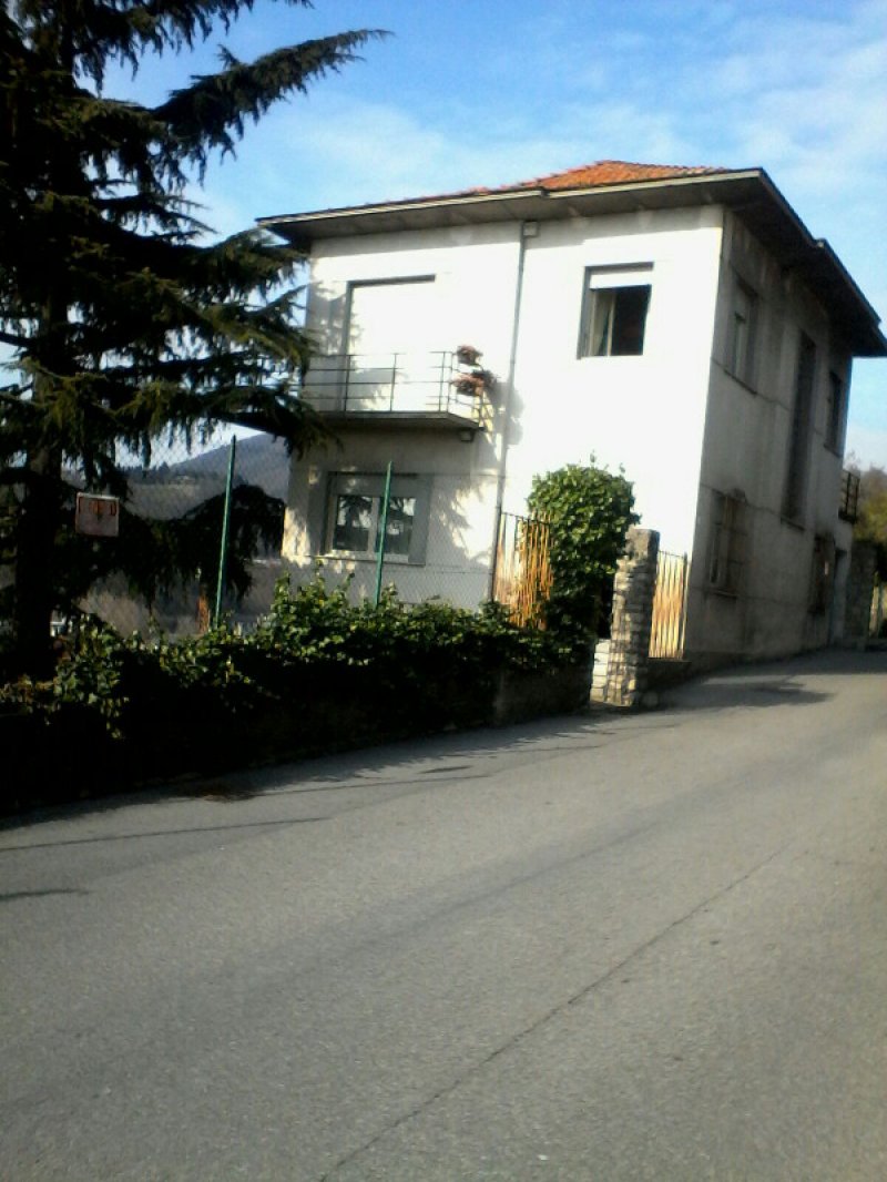 Villetta sita in Villa d'Alm a Bergamo in Vendita