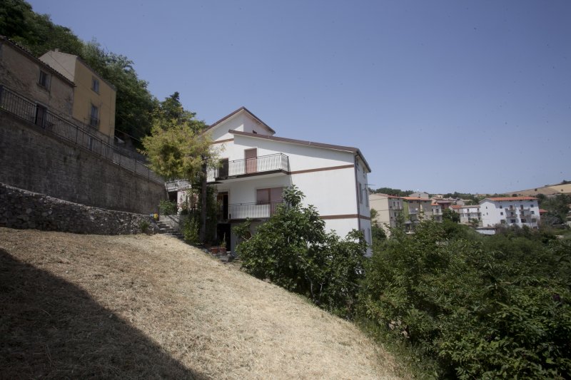 Castelmauro villa con annesso terreno a Campobasso in Vendita