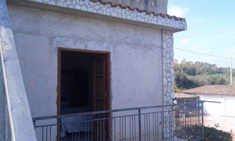 Trabia ampia villa da ristrutturare a Palermo in Vendita