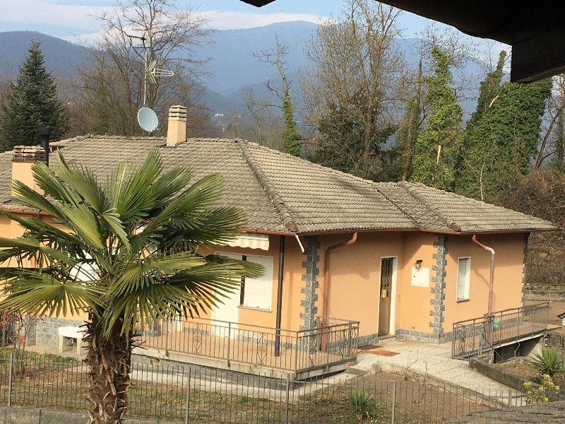 Luino casa indipendente con taverna a Varese in Vendita