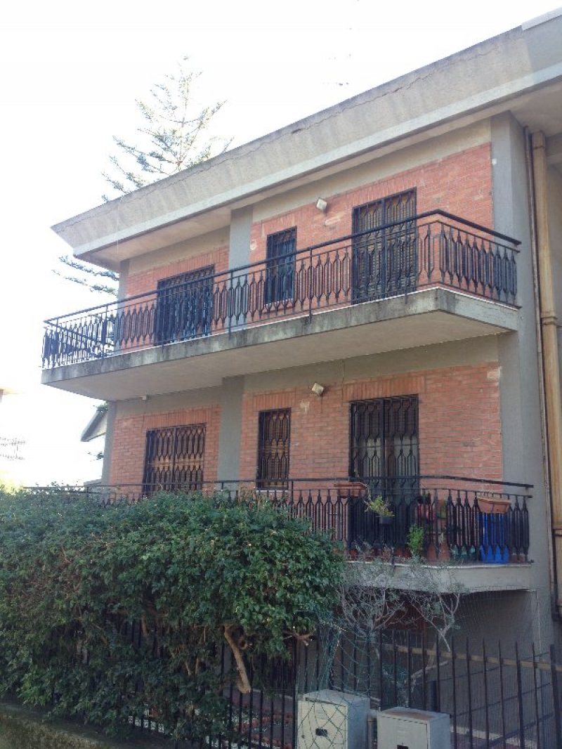 Catania villa con giardino e garage a Catania in Vendita