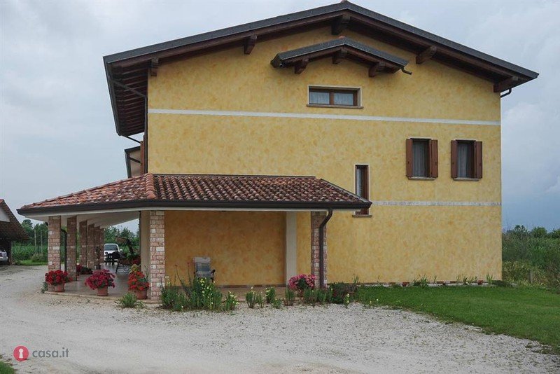 Fontanafredda villa bifamiliare con terreno a Pordenone in Vendita