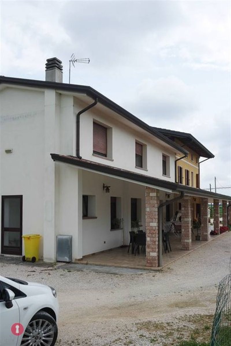 Fontanafredda villa bifamiliare con terreno a Pordenone in Vendita