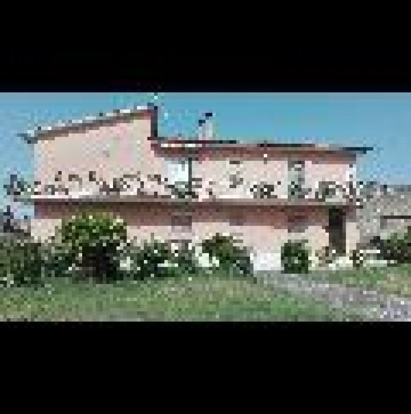 Farnese villa bifamiliare al centro del paese a Viterbo in Vendita