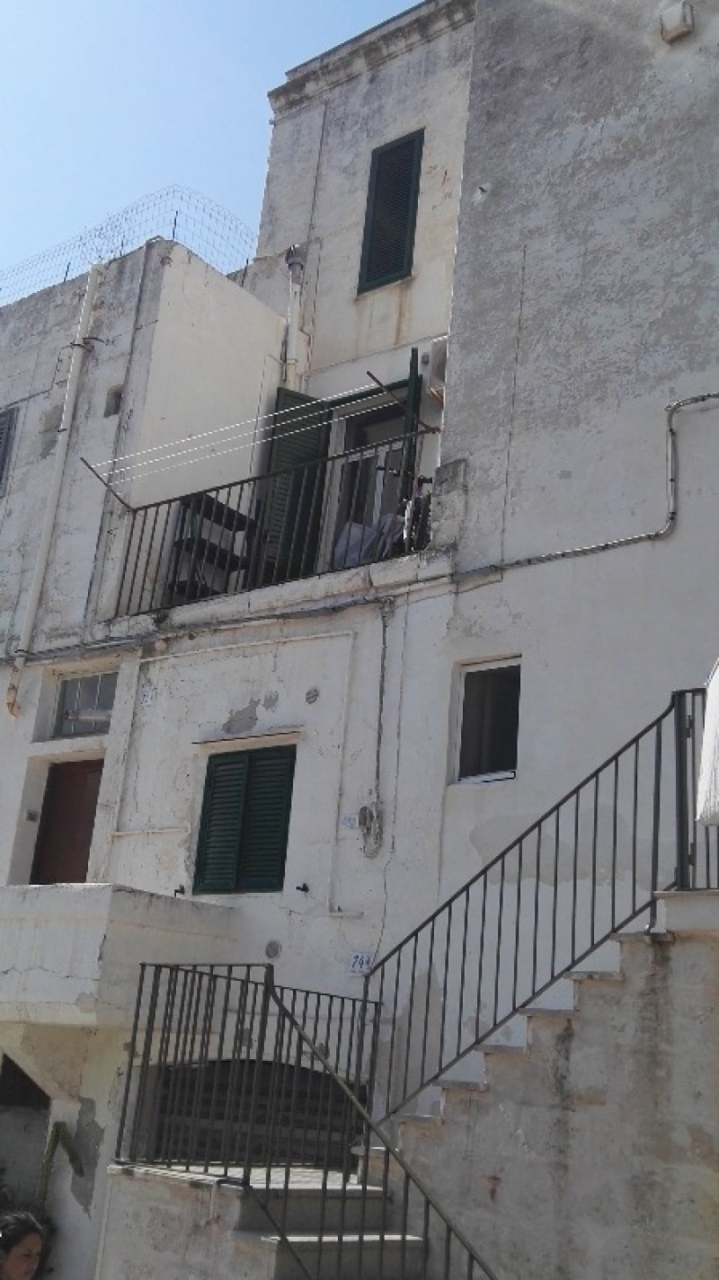 Situata nel borgo antico di Monopoli casa a Bari in Vendita