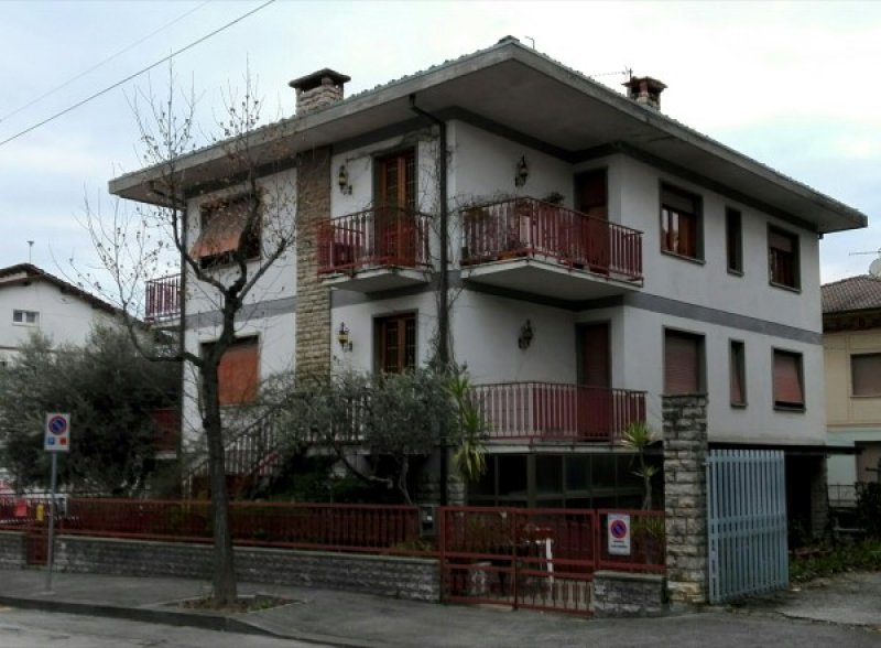 Montecatini Terme villa composta da 3 appartamenti a Pistoia in Affitto