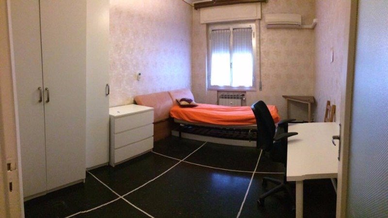 Genova camere in appartamento arredato a Genova in Affitto