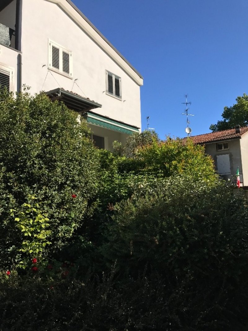 Guastalla villa su tre piani con giardino a Reggio nell'Emilia in Vendita