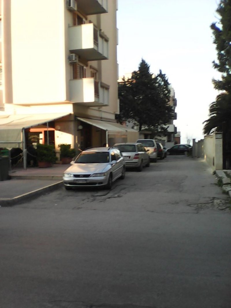 Trani locale da destinare o a deposito o a garage a Barletta-Andria-Trani in Affitto