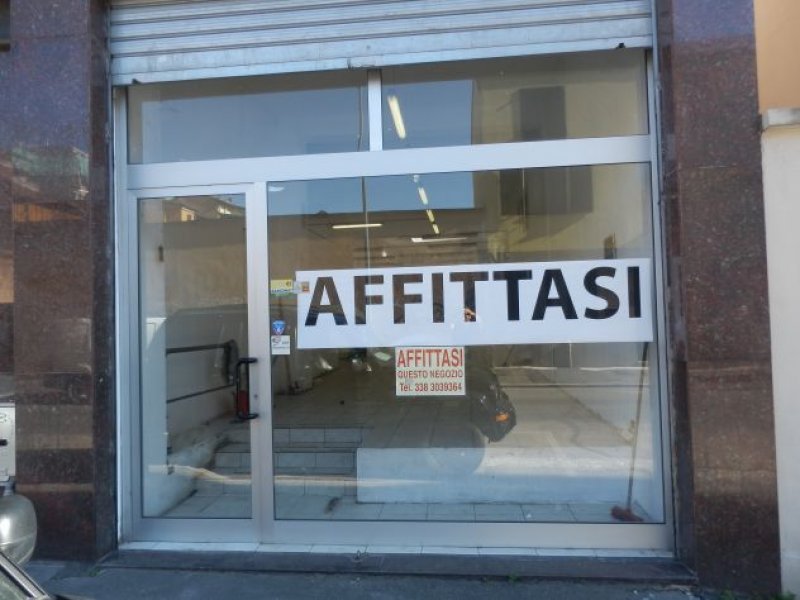 Milano negozio di 300 mq con 2 canne fumarie a Milano in Affitto