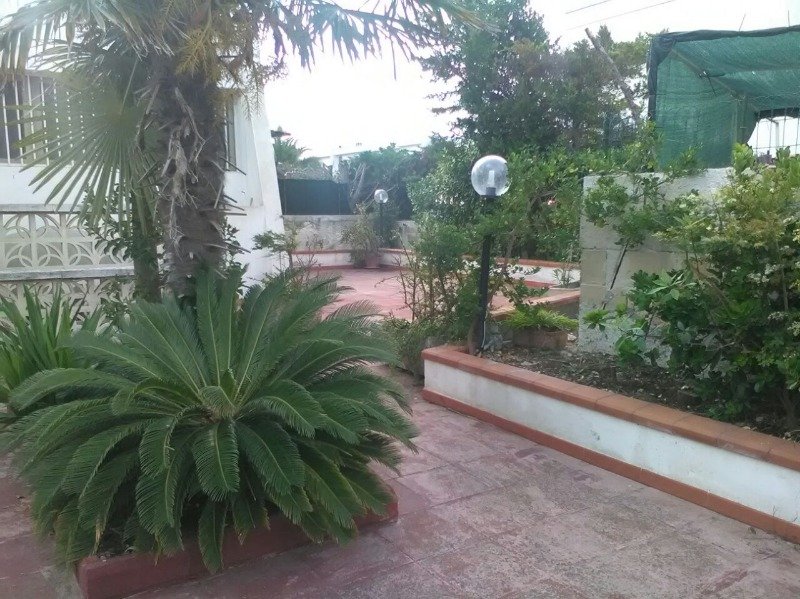 Maruggio villetta bifamiliare con ampio giardino a Taranto in Vendita