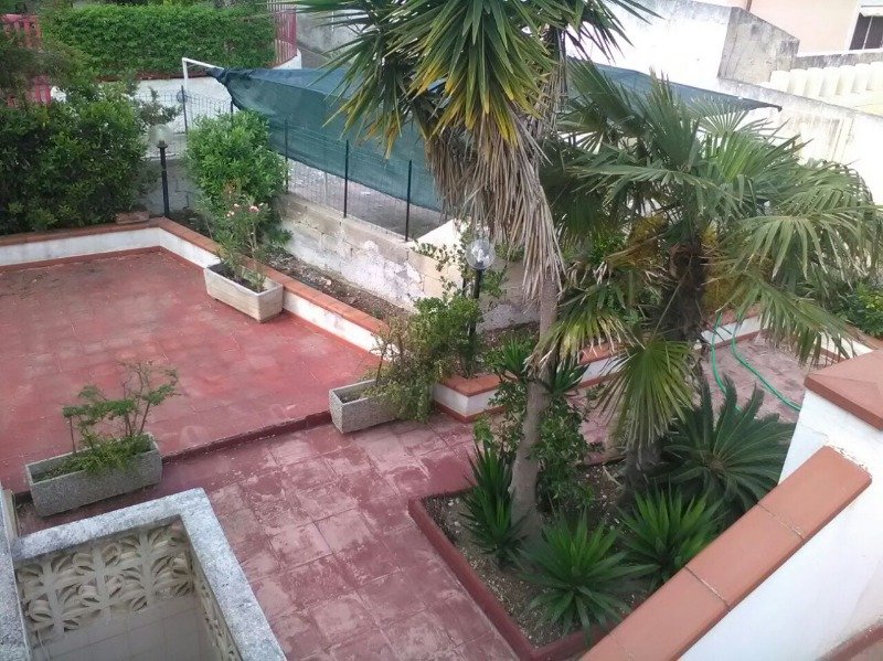 Maruggio villetta bifamiliare con ampio giardino a Taranto in Vendita