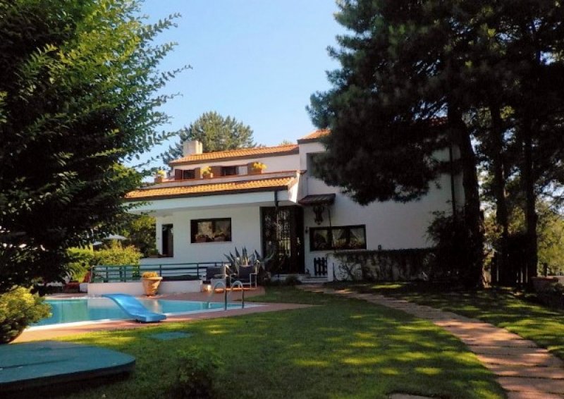 Rosolina villa con ampio giardino e piscina a Rovigo in Vendita