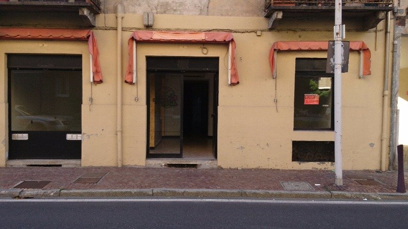 Ivrea privato 2 locali con doppia vetrina a Torino in Vendita
