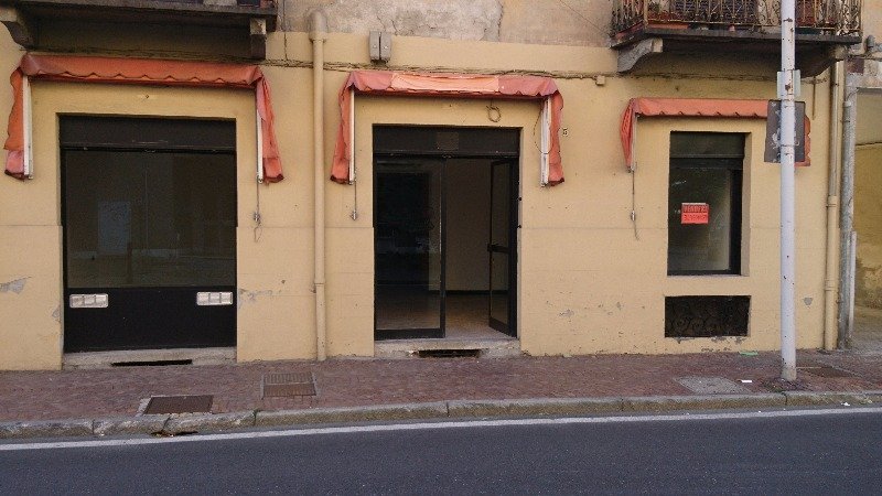 Ivrea privato 2 locali con doppia vetrina a Torino in Vendita