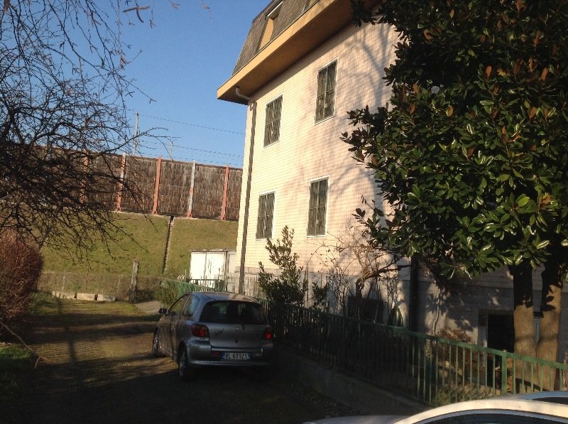 Novara villa indipendente su tre piani a Novara in Vendita
