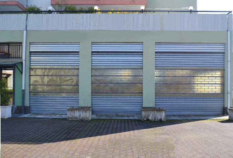 Giarre 2 botteghe garage posti auto a Catania in Vendita