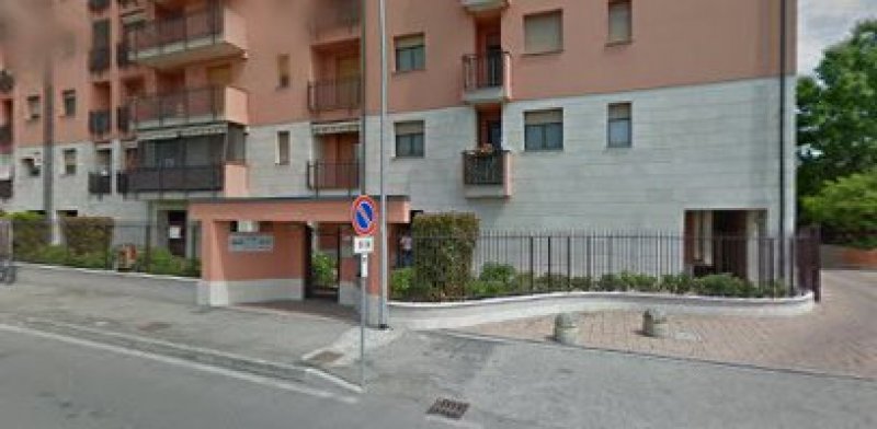 San Giuliano Milanese box con cancello elettrico a Milano in Affitto