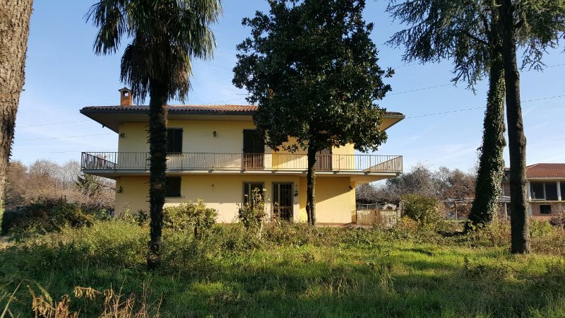 Curno intera villa di grandi dimensioni a Bergamo in Vendita