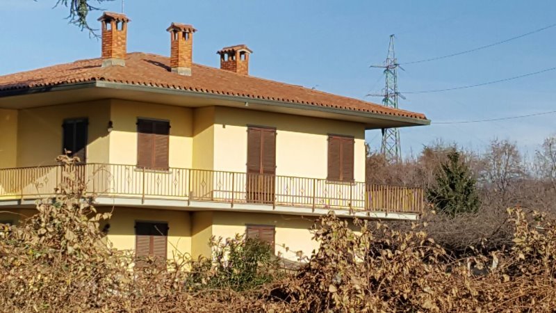 Curno intera villa di grandi dimensioni a Bergamo in Vendita
