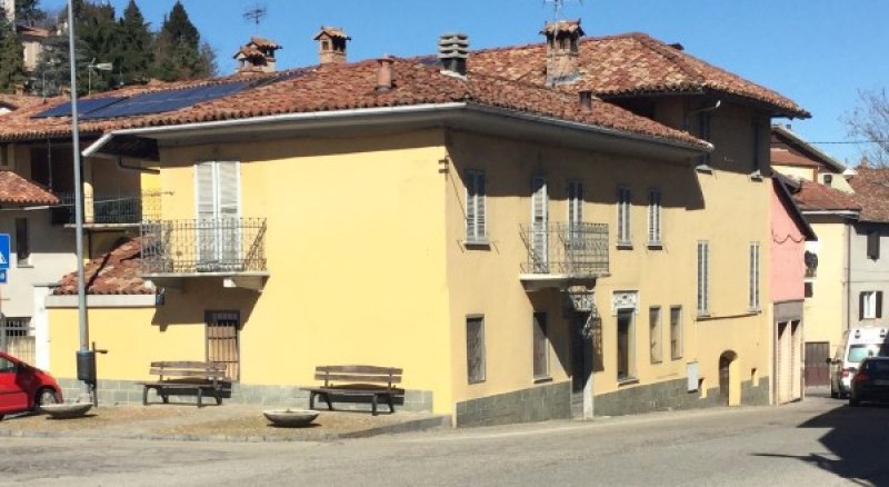 Castagnito casa storica nel centro del paese a Cuneo in Vendita