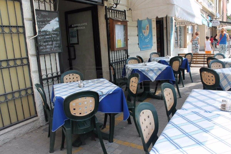 Pietra Ligure ristorante pizzeria sul lungomare a Savona in Vendita