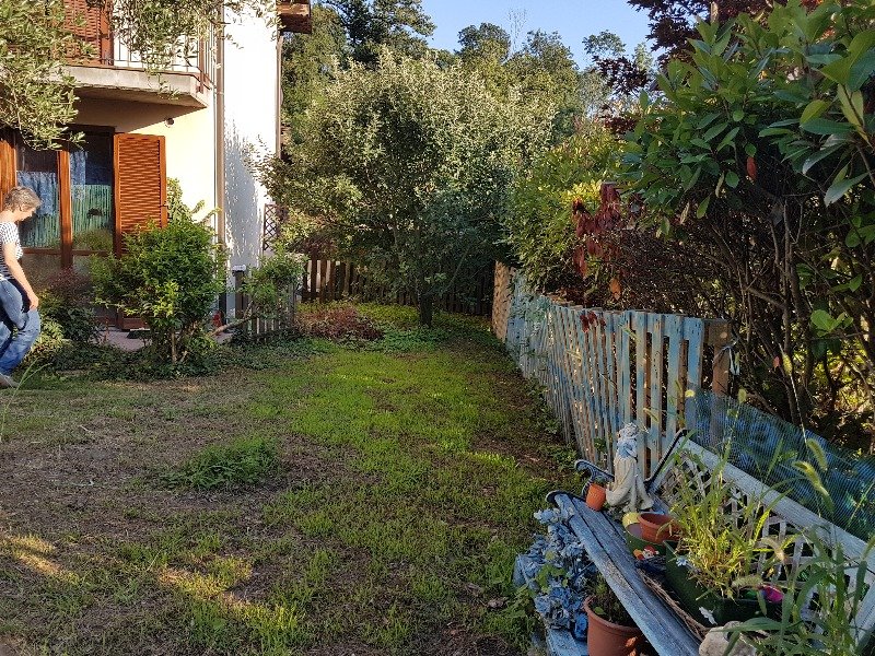 Gemonio villetta con ampio giardino a Varese in Vendita