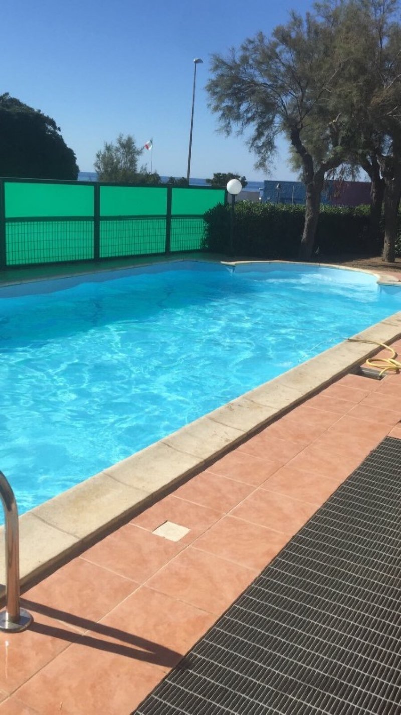 Bari villa con piscina fronte mare a Bari in Vendita