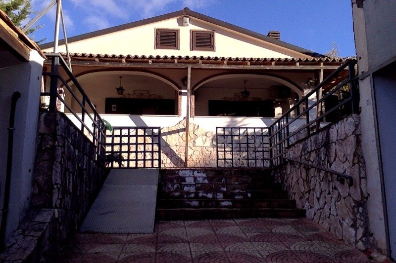 Altofonte villa con piccolo oliveto a Palermo in Vendita