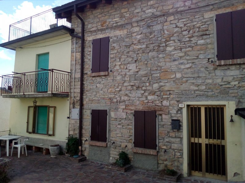 Toano casa su tre piani in borgo antico a Reggio nell'Emilia in Vendita