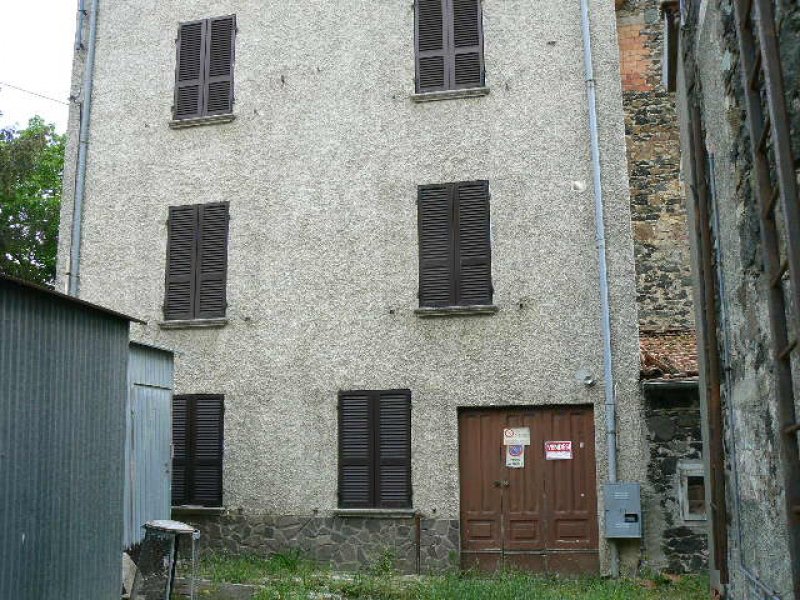 Farini casa su tre piani a Piacenza in Vendita