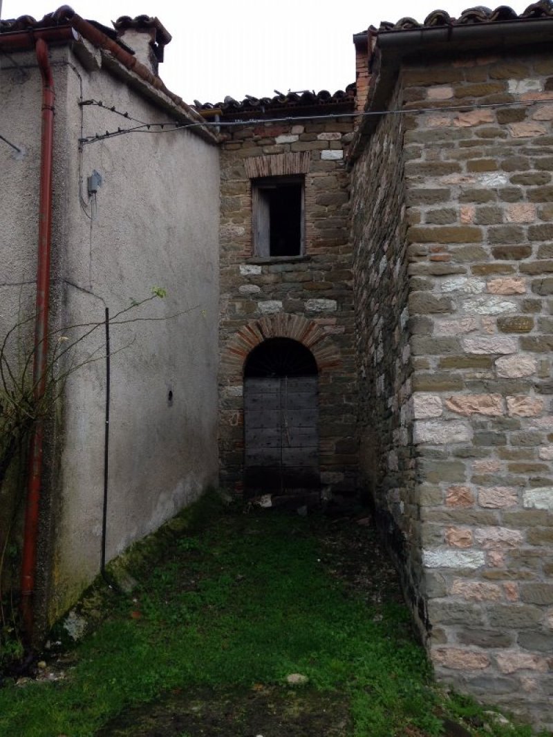 Cagli rustico da ristrutturare completamente a Pesaro e Urbino in Vendita