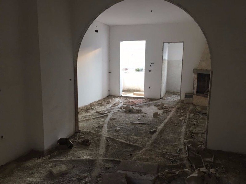 Aradeo abitazione allo stato rustico a Lecce in Vendita