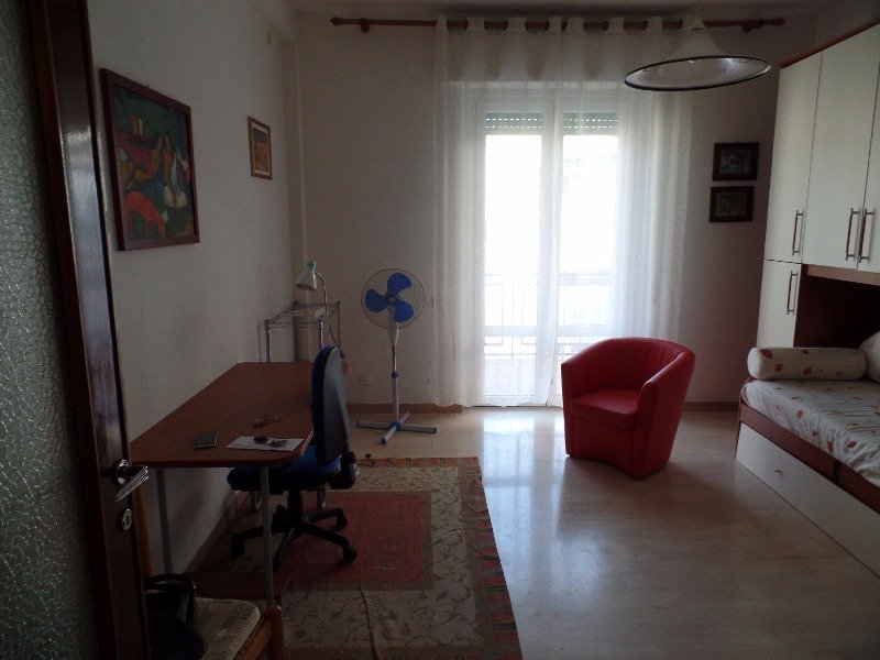 Perugia ampia camera in appartamento a Perugia in Affitto