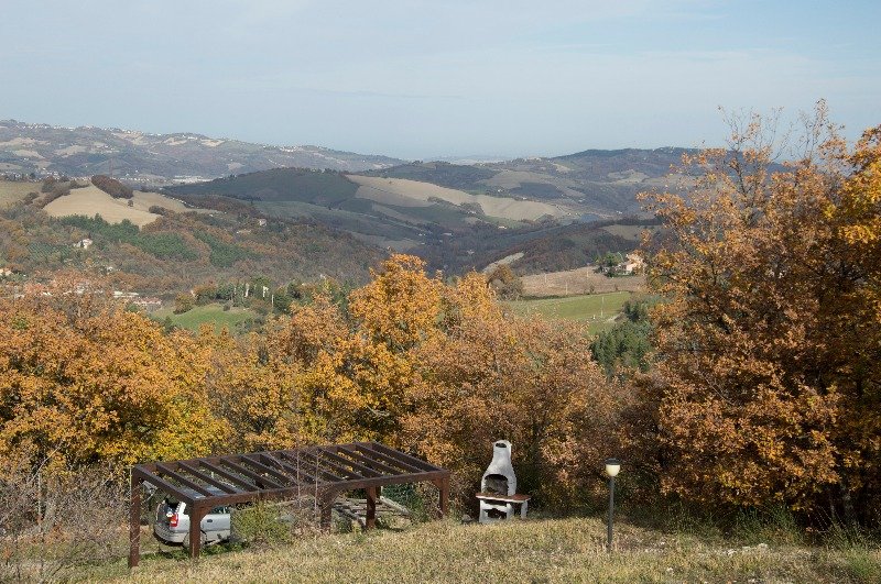 Urbino terreno con casa a Pesaro e Urbino in Vendita