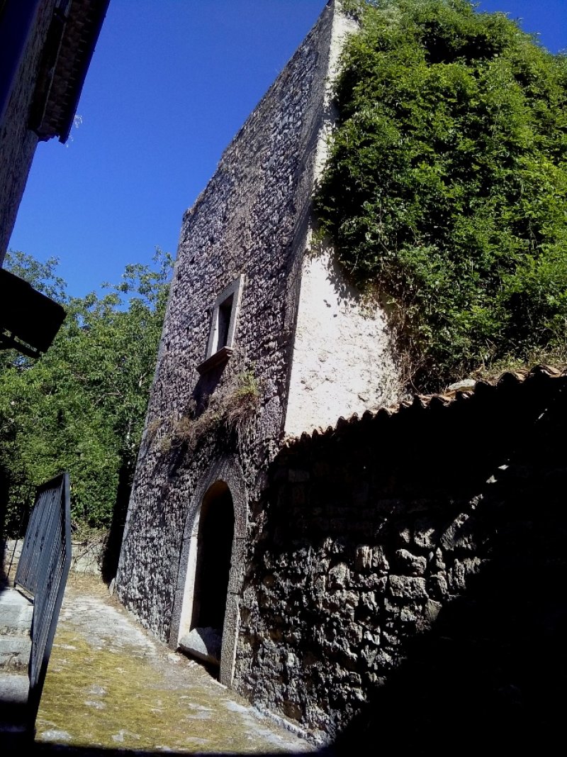 Santa Croce del Sannio fabbricato in pietra a Benevento in Vendita