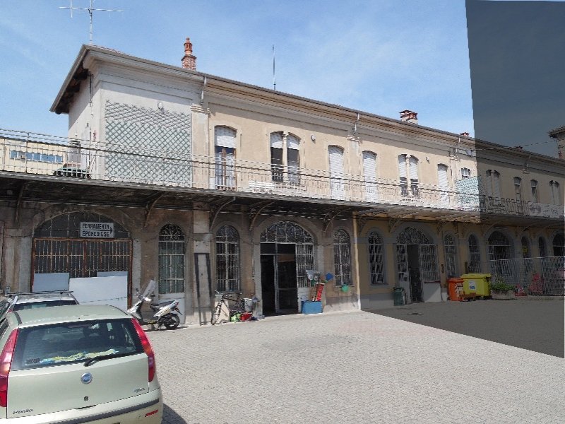 Ivrea centro alloggio e locale commerciale a Torino in Vendita