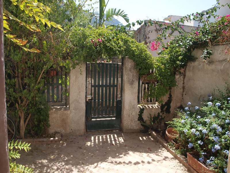 Palermo villetta con piccolo giardino a Palermo in Vendita