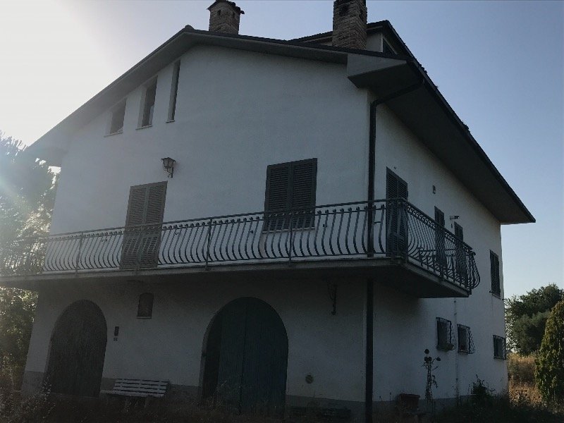 Villa in campagna a Montecassiano a Macerata in Vendita