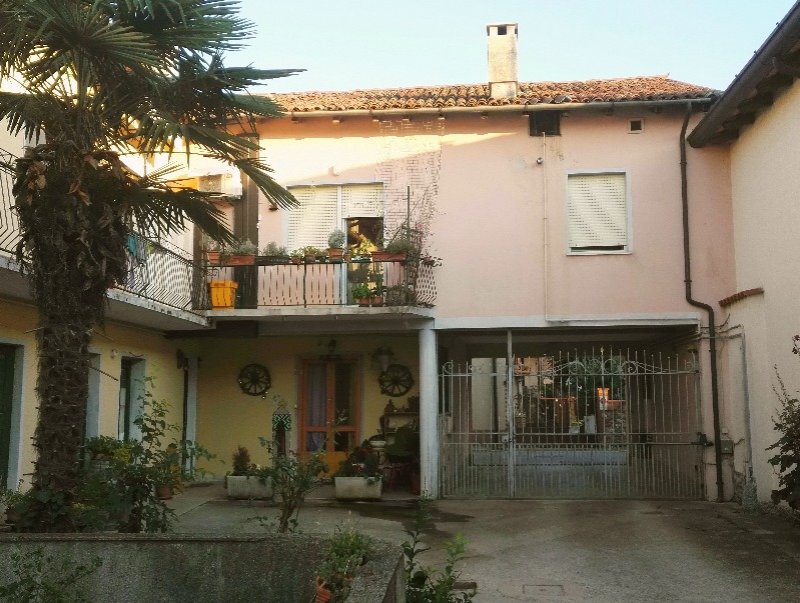 Basiliano casa con pannelli solari a Udine in Vendita