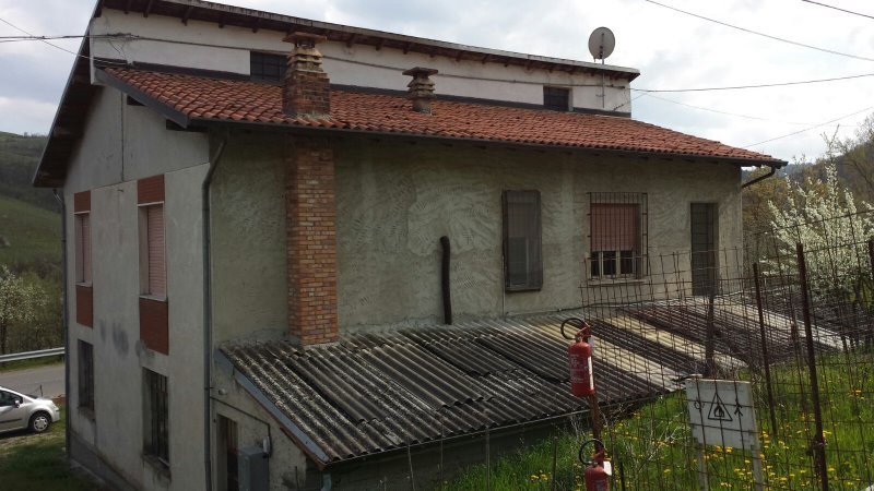 Zavattarello villa con ampio terreno a Pavia in Vendita