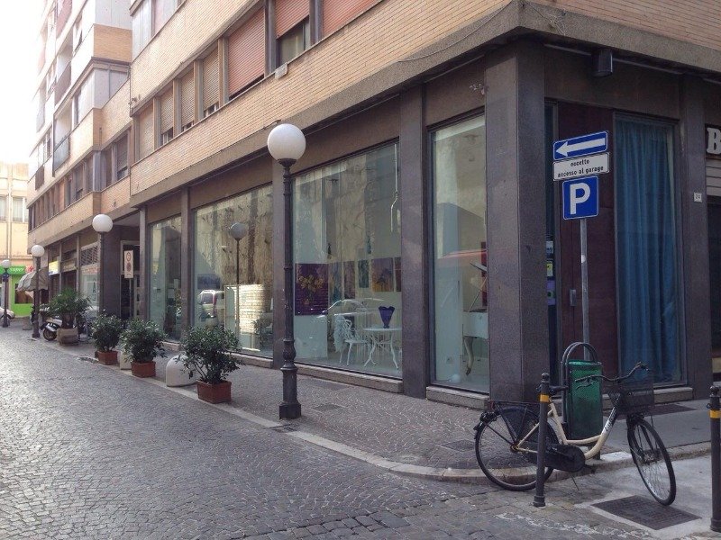 Pesaro negozio sito in galleria Roma a Pesaro e Urbino in Vendita
