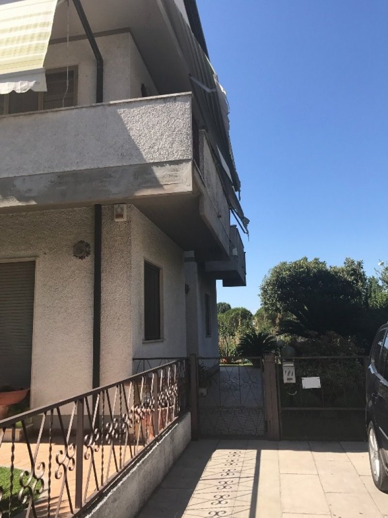Viareggio villetta divisa in due appartamenti a Lucca in Vendita