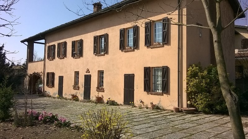 Locate di Triulzi casale a Milano in Vendita
