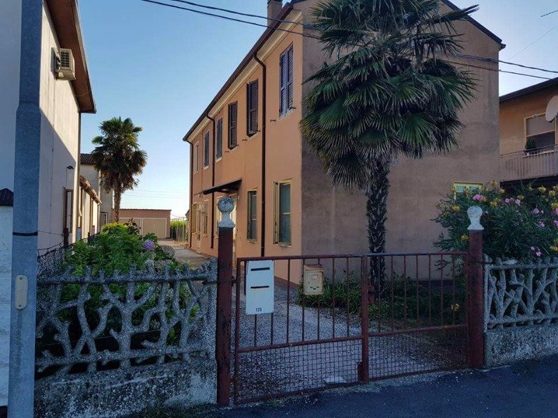 Mezzogoro comune di Codigoro casa da ristrutturare a Ferrara in Vendita