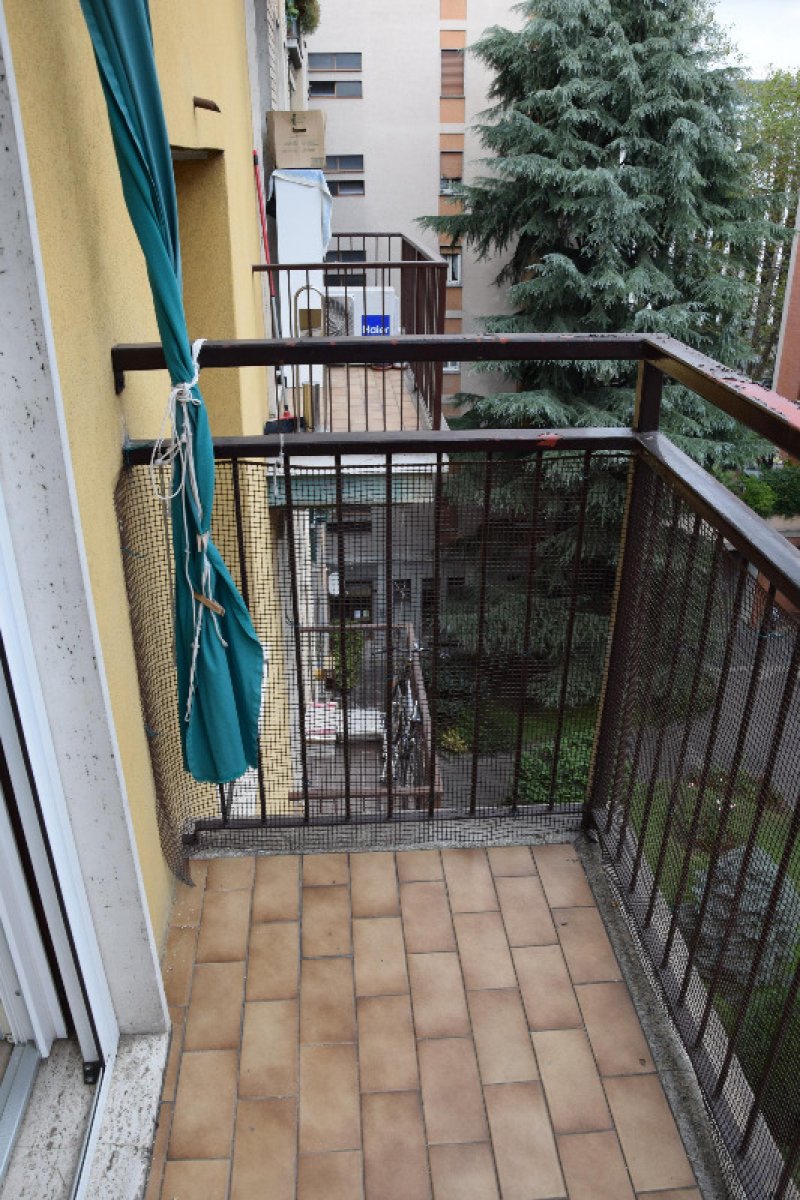 Milano appartamento con cantina e ampio balcone a Milano in Vendita