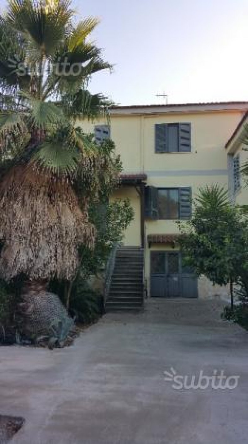 Pozzuoli villa a tre livelli a Napoli in Affitto