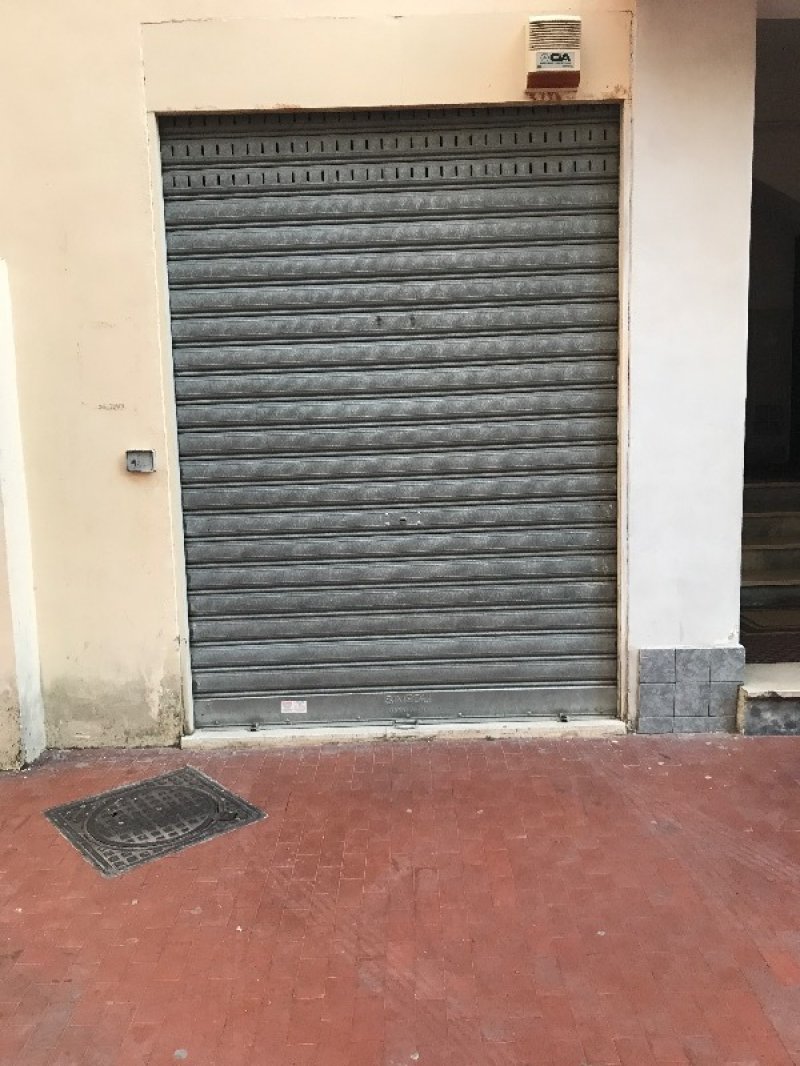 Napoli box soppalcato munito di serranda elettrica a Napoli in Vendita